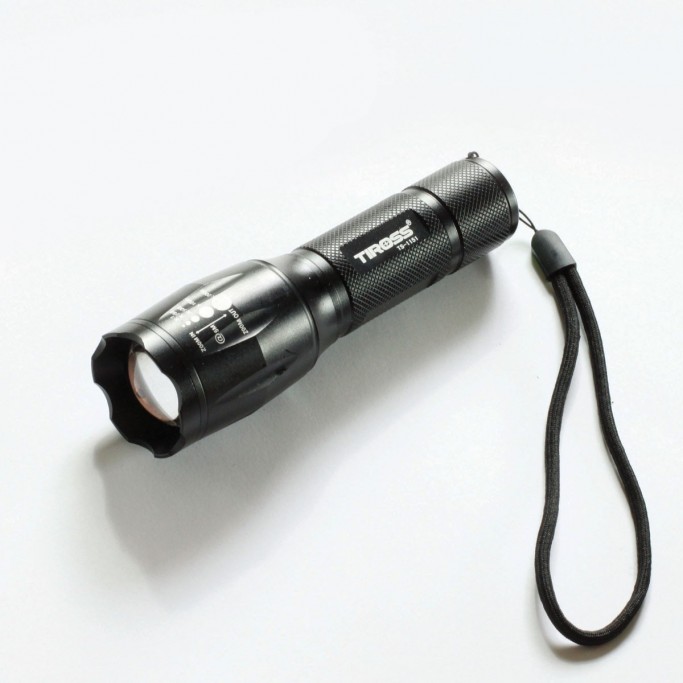 Poręczna latarka LED survivalowa 10W z zoomem